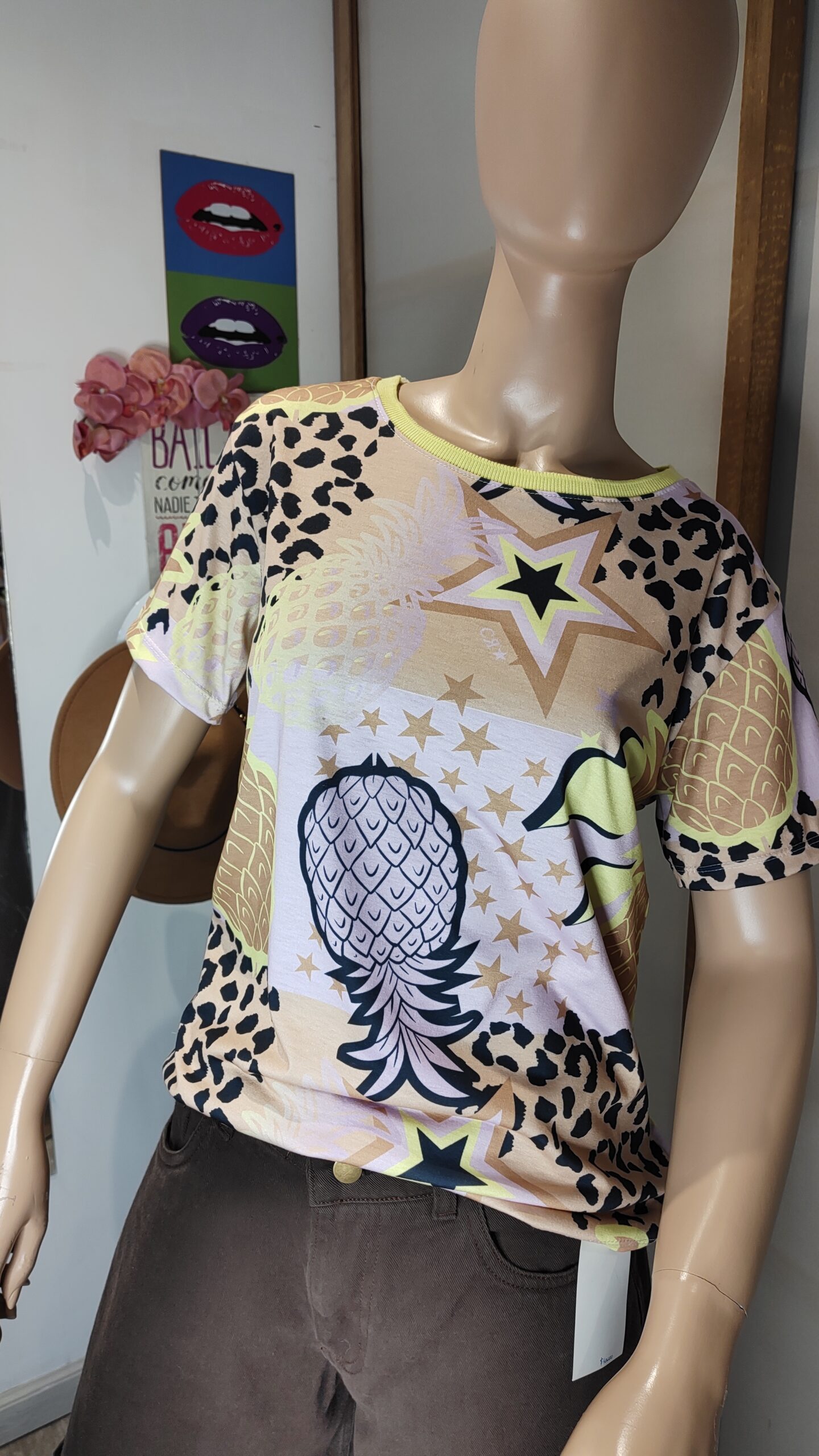 Remera estampada “Tropical Stars”