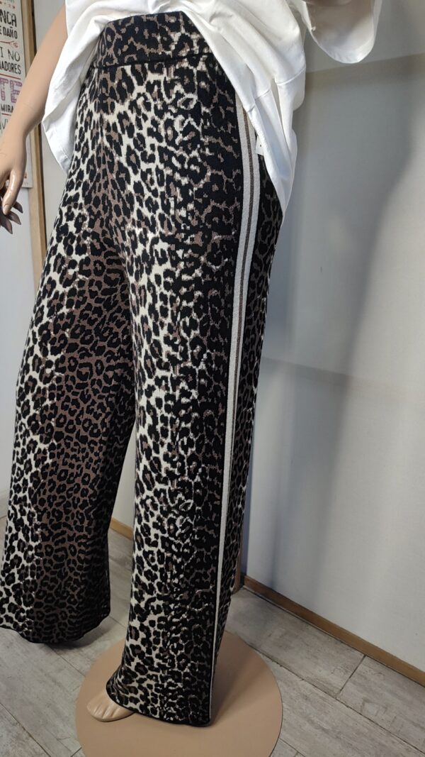 Pantalón ancho animal print - Image 4