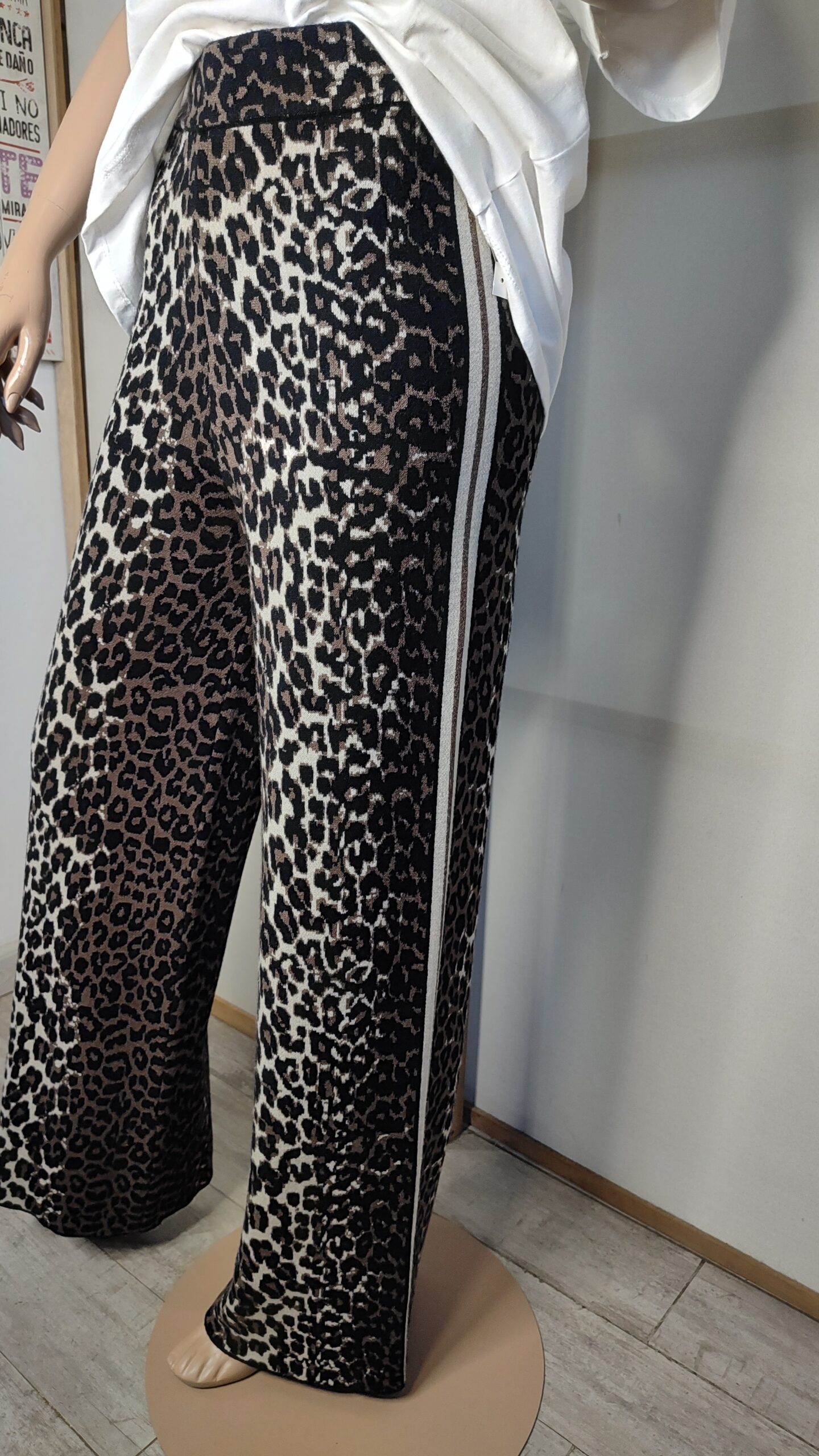 Pantalón ancho animal print - Image 4